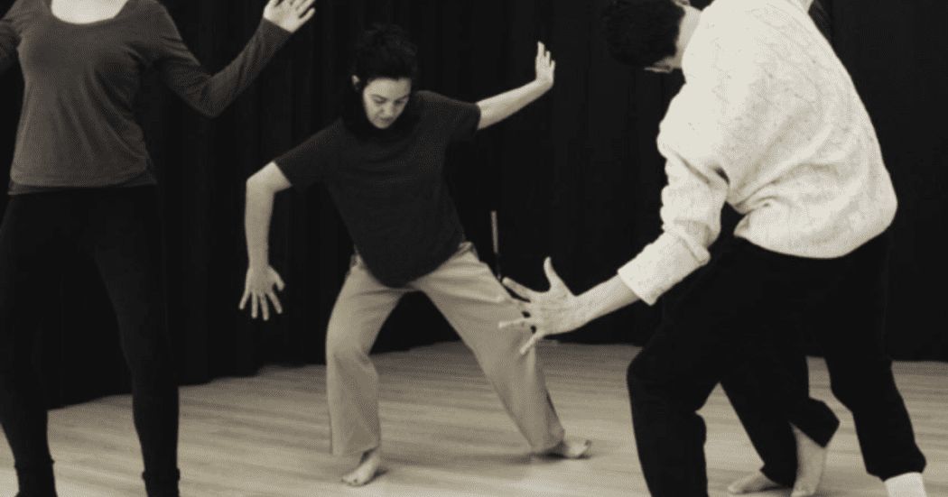 Imagen de varias personas en la actividad de la Cason de la Danza en Bogotá.