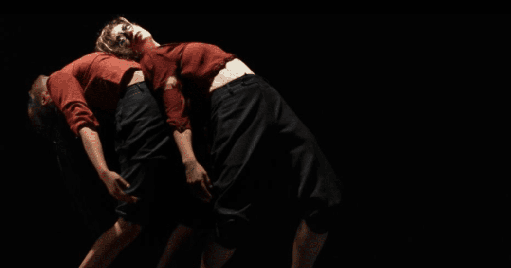 Imagen de dos mujeres tomando el taller en la Casona de la Danza.