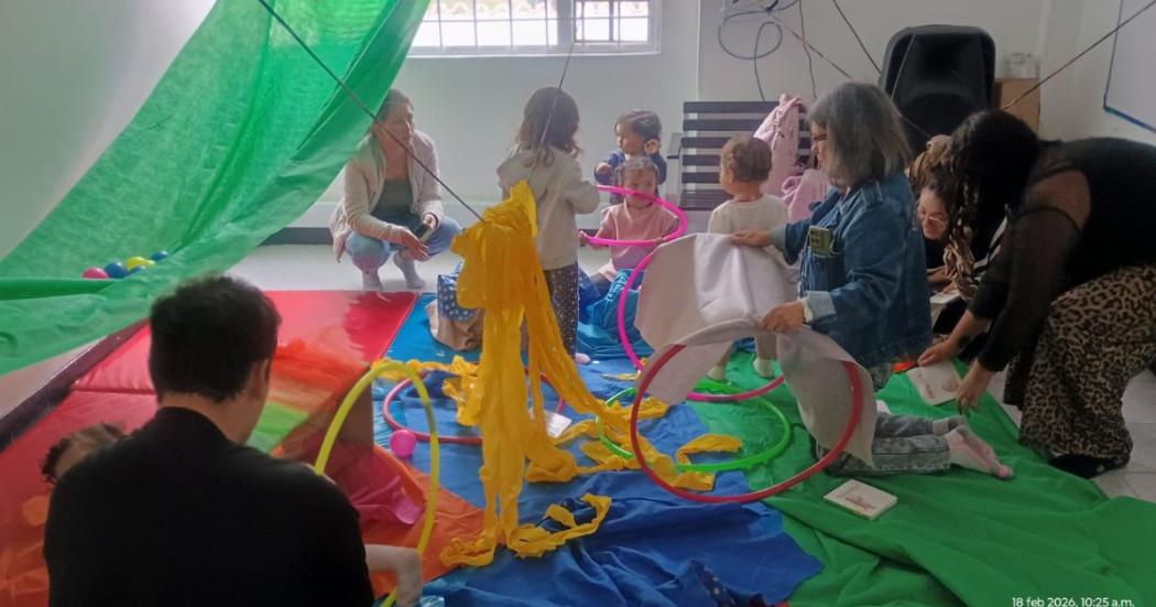 Imagen de niños jugando en actividades de BibloRed