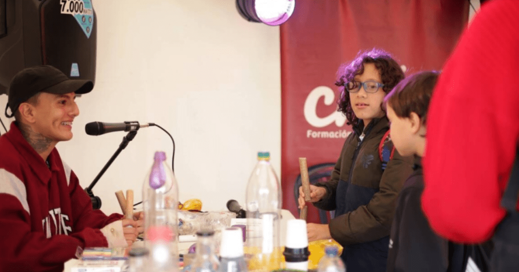 Imagena de varios niños en taller de CREA.