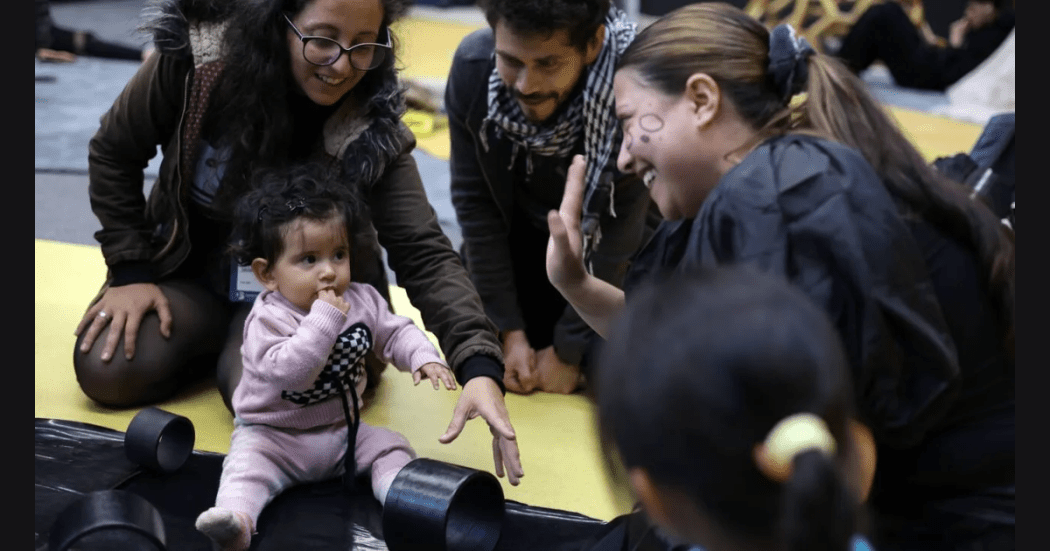 Imagen de un bebé de primera infancia disfrutando de la Sala Nidos en FILBo 2025.