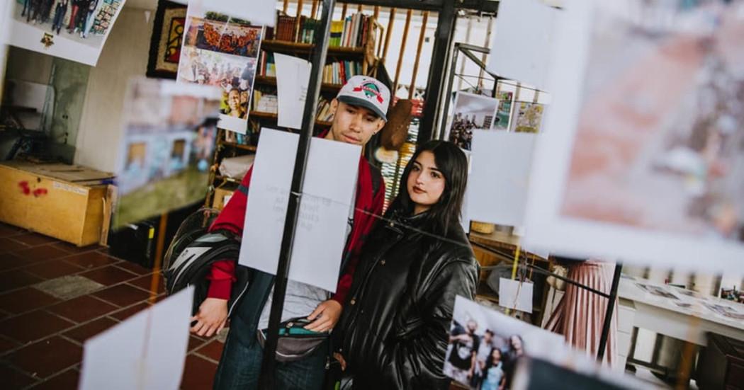 Personas participan en actividad de lectura inmersiva