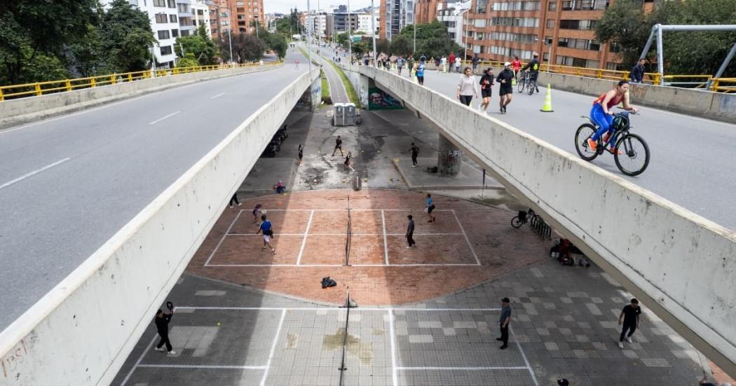 Imagen panorámica de deportistas en la ciclovía de Bogotá