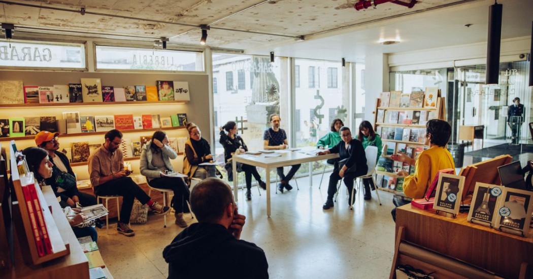 Imagen de personas en taller en librerías del Centro de Bogotá