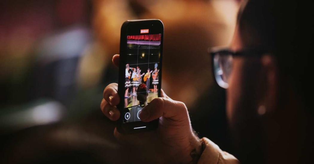Foto que muestra una persona grabando con un celular 