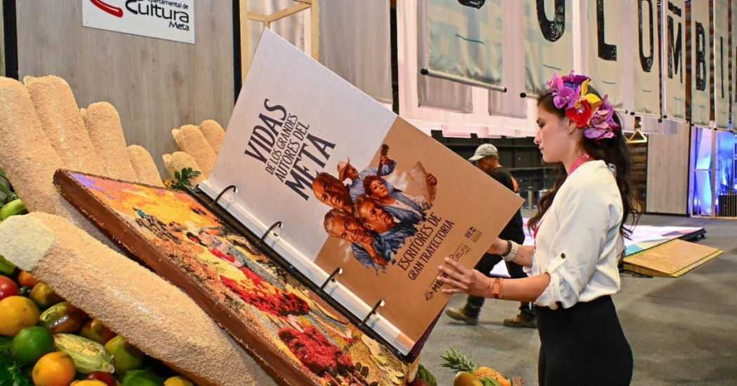 Foto de una mujer leyendo un libro grande 