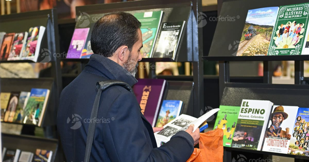 Foto de una persona leyendo un libro