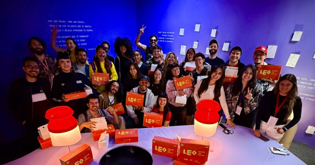 Foto de un grupo de personas con libros 