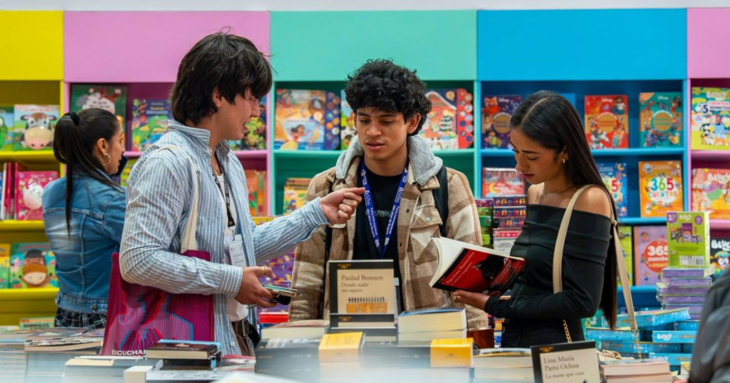 Foto de tres personas leyendo libros 