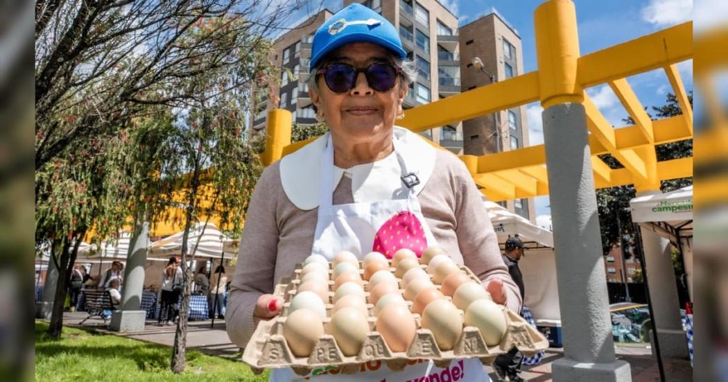 Foto de una mujer campesina en uno de los Mercados Campesinos de Bogotá.