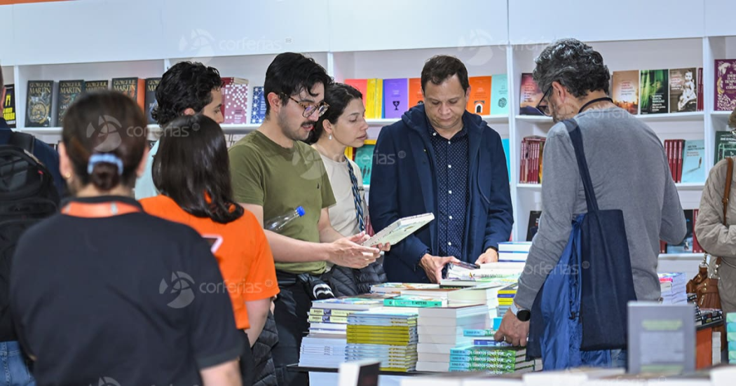 Foto de una persona leyendo un libro