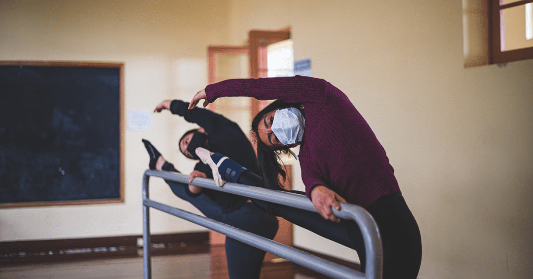 Foto de dos mujeres bailando 