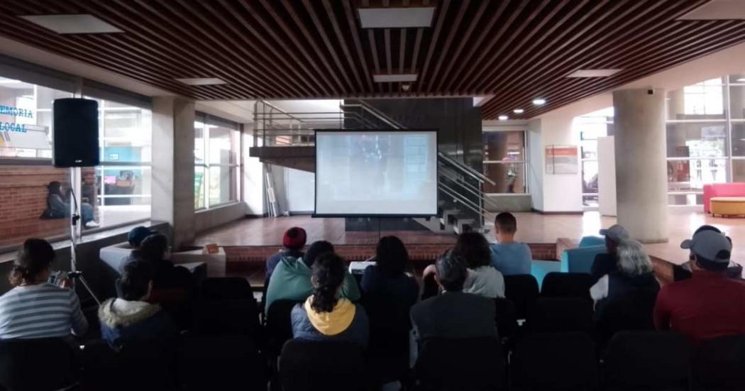 Foto que muestra personas en una sala de cine en una de las bibliotecas públicas de Bogotá.