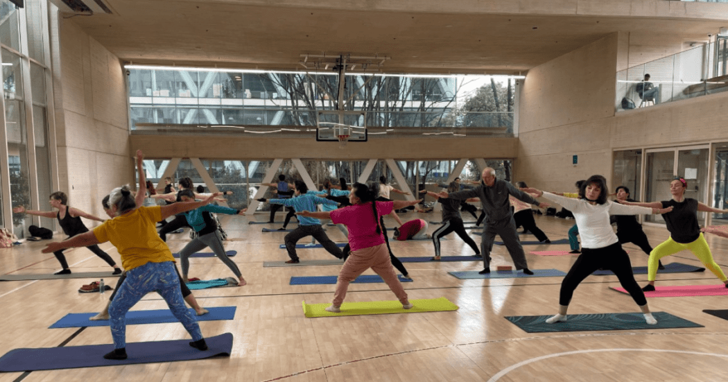 Imagen de varias personas en el gimnasio del CEFE Chapinero tomando l