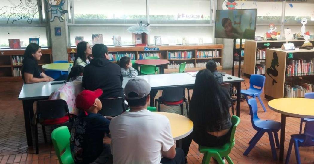 Foto que muestra personas reunidas 