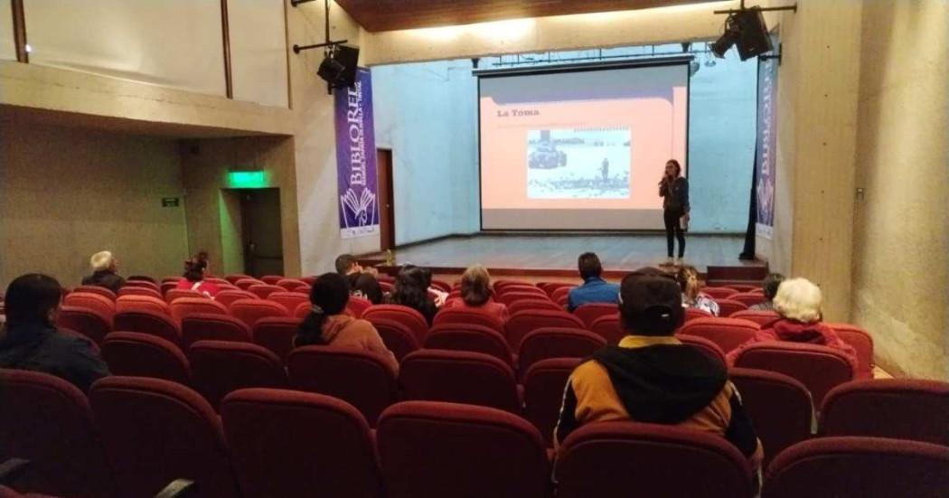Foto que muestra personas sentadas en una sala de cine
