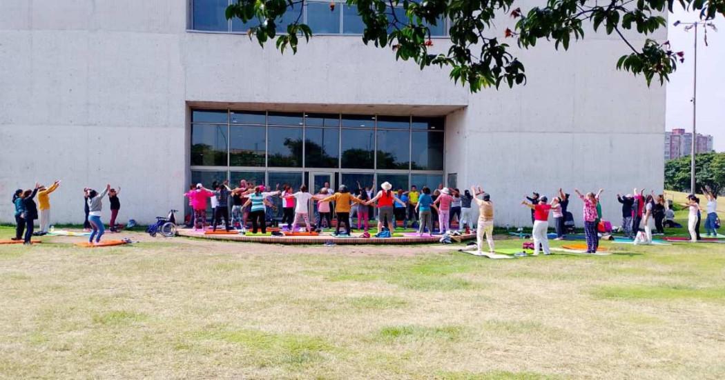 Foto que muestra personas reunidas en un parque 