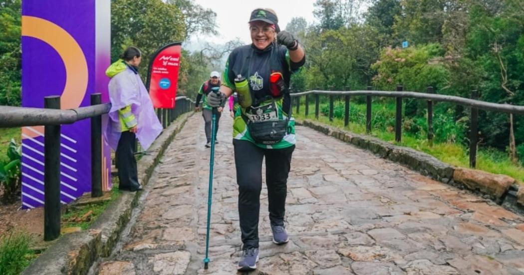 Foto de una mujer durante el ascenso al cerro de Monserrate en Bogotá.