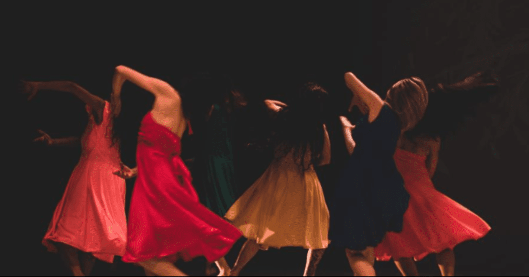 Imagen de varias mujeres bailarinas que da vida a la puesta en escena.