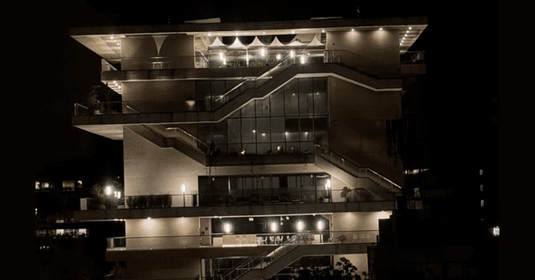 Imagen panorámica nocturna del CEFE Chapinero.