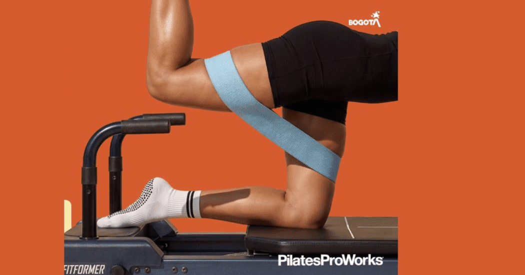 Imagen de las piernas de una mujer practicando pilates.