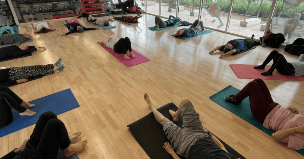 Imagen de varias personas participando en los espacios de yoga del CEFE Chapinero