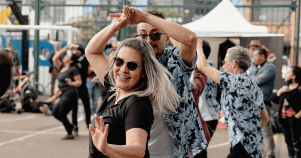 Imagen de varias parejas bailando en un espacio de Bogotá 24/7