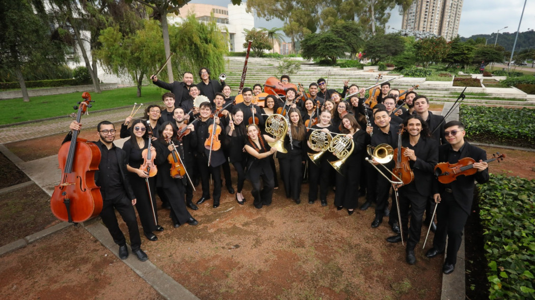 Imagen de Orquesta Filarmónica Juvenil en exterior Biblioteca Julio Mario Santodomingo