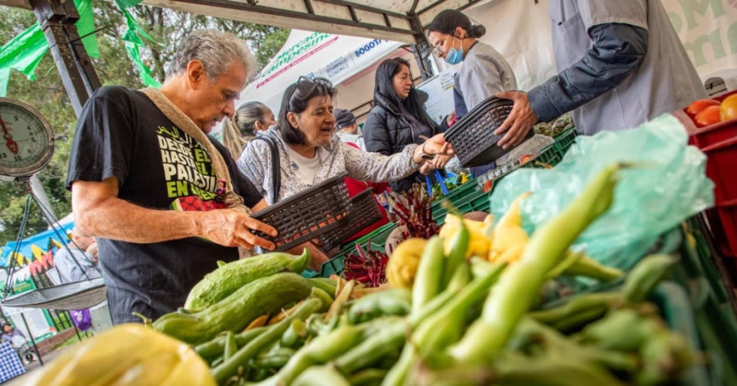 Foto de bogotanos y bogotanas en uno de los Mercados Campesinos de Bogotá.