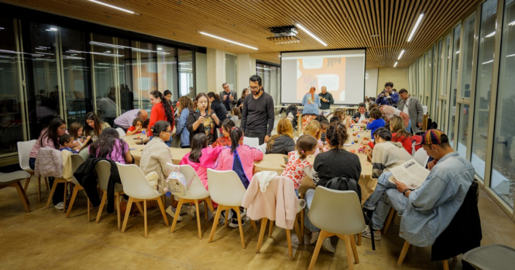 Imagen de varios niños tomando el taller gratuito.