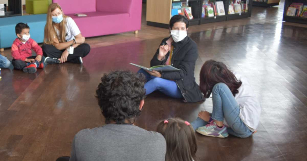 Foto que muestra personas en una biblioteca 
