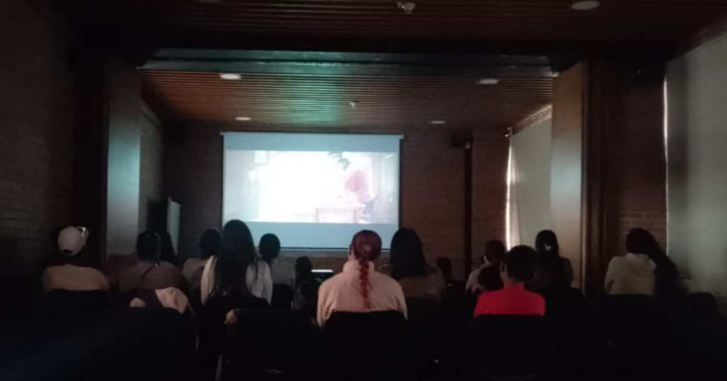 Foto que muestra personas sentadas en una sala de cine