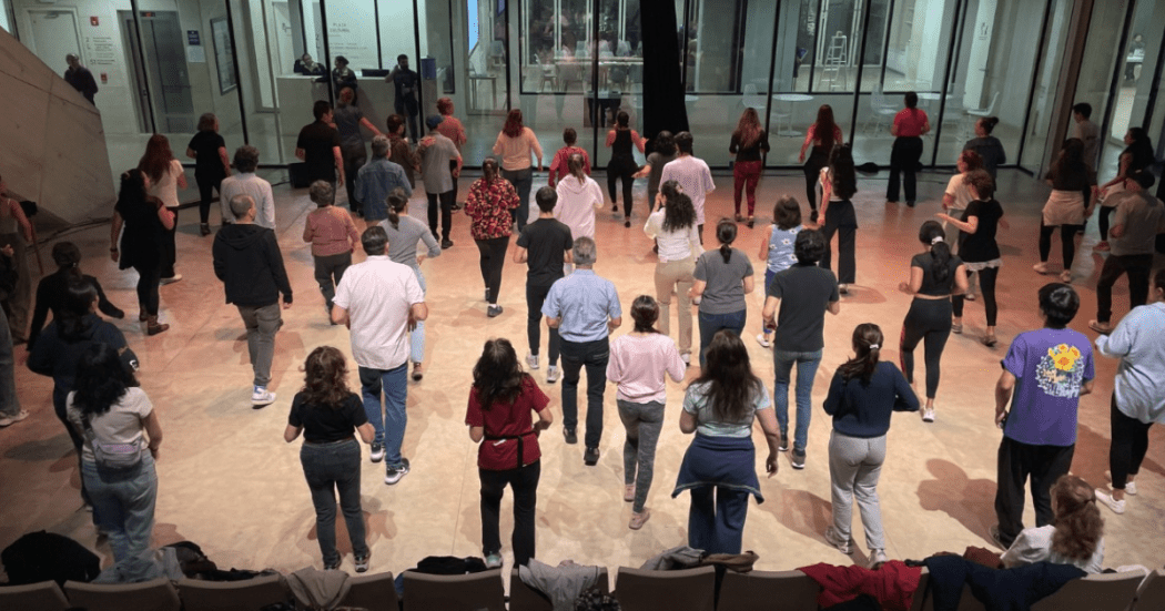 Imagen de varias personas tomando las clases de salsa y bachata en el CEFE Chapinero.