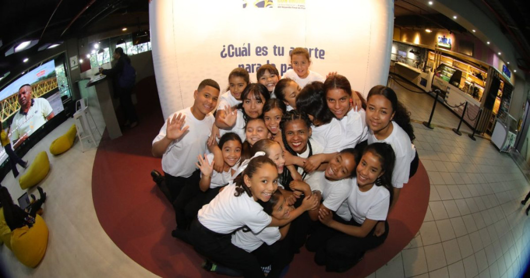 Imagen de grupo de niños de los Centros Filarmónicos para la Paz 