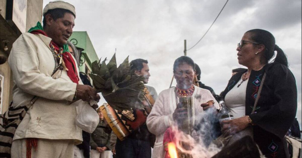 Imagen de personal del Cabildo Indígena Muisca de Bosa en el ritual del fuego