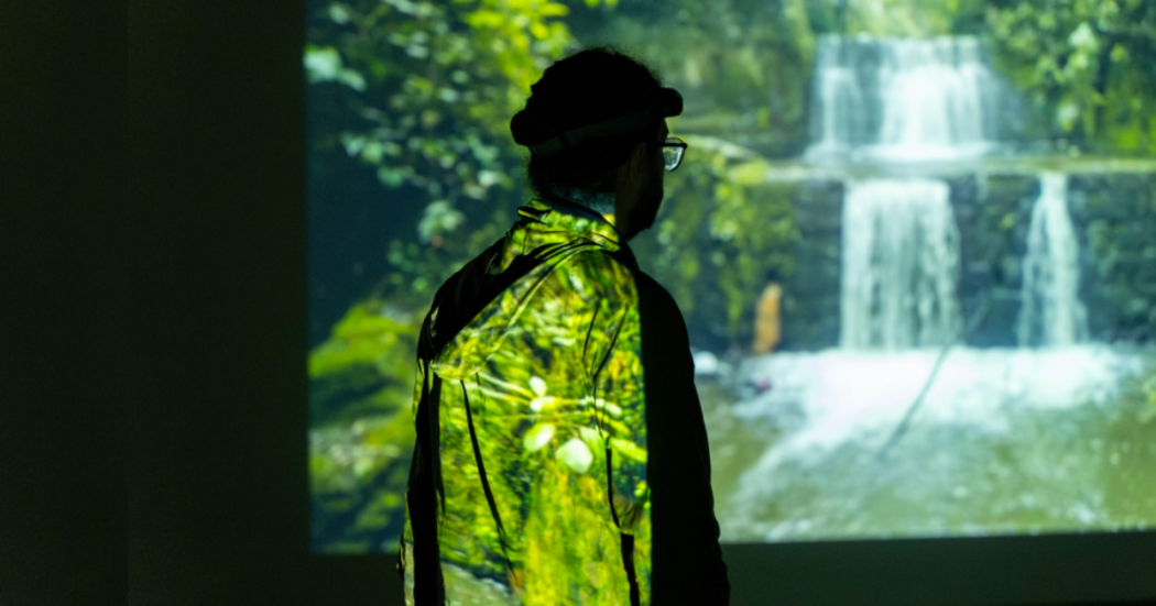 Imagen de un hombre viendo la exposición de una de los hallazgos arqueológicos.