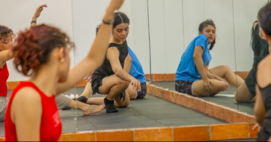 Imagen da varias personas tomando el taller en la Casona de la Danza.