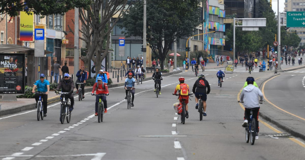 Personas en bicicleta recorren avenida durante jornada dominical en Ciclovía de Bogotá