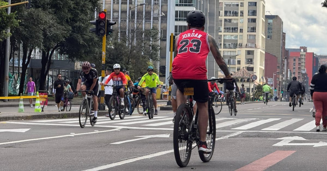 Ciclistas recorren calles de Bogotá durante jornada de Ciclovía con cierre vehicular temporal