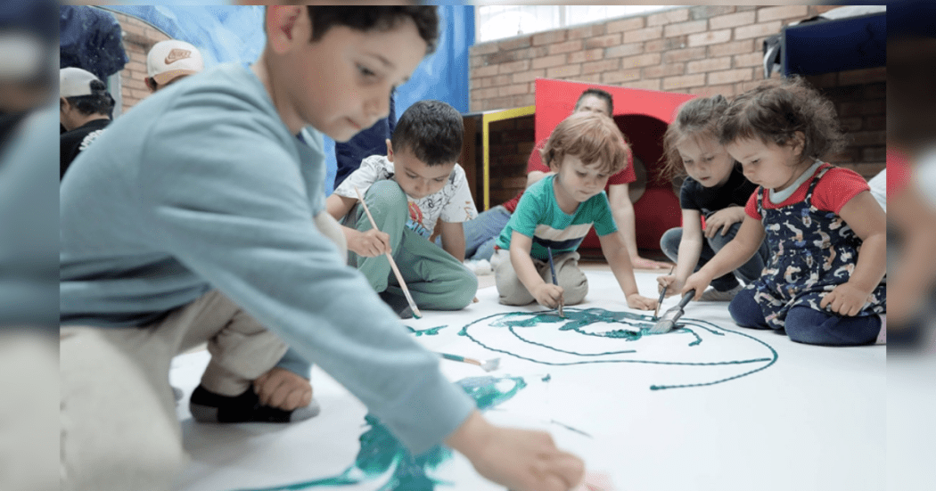 Imagen de varios niños de la primera infancia disfrutando del evento.