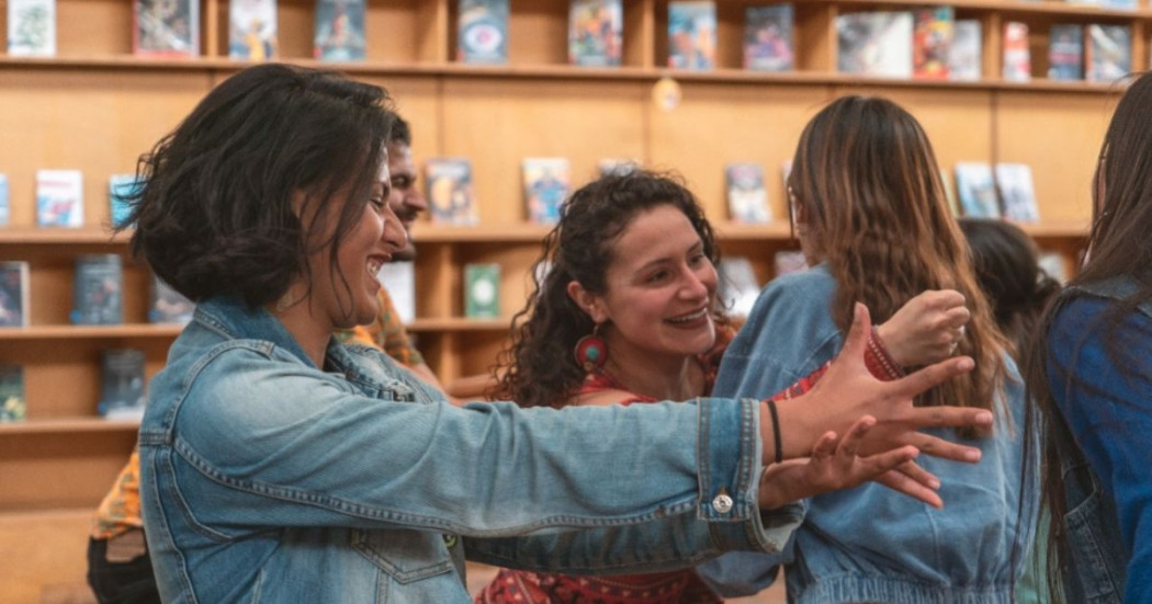 Imagen de Usuarios de las bibliotecas públicas de Bogotá sonriendo 