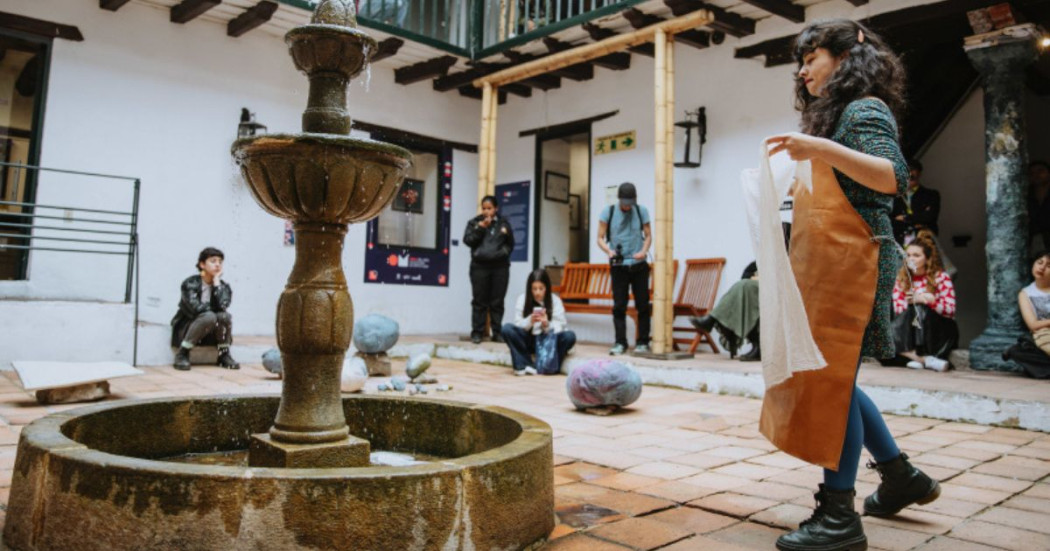 Imagen de reunión personas alrededor de una fuente en el centro de Bogotá