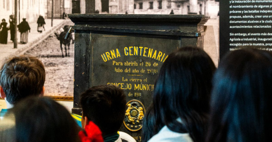 Imagen de Urna centenaria con personas observándola 
