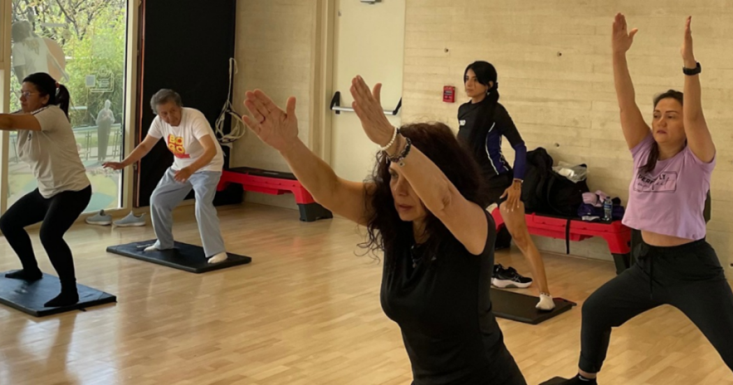 Imagen de varias personas participando en los espacios de yoga.