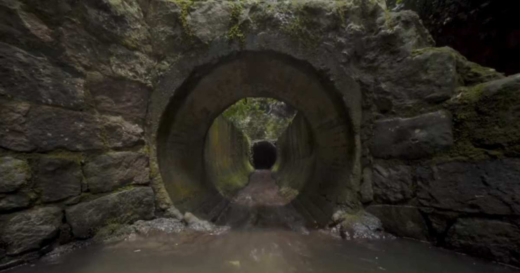 Foto que muestra un túnel y una salida de agua 