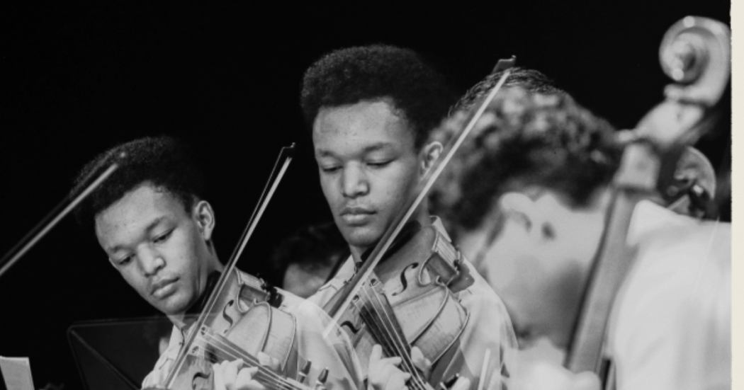 Foto de do hombres tocando un violín