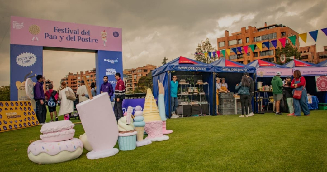 Foto de una de las ferias de 'Hecho en Bogotá' con exhibiciones de emprendimientos y productos locales.