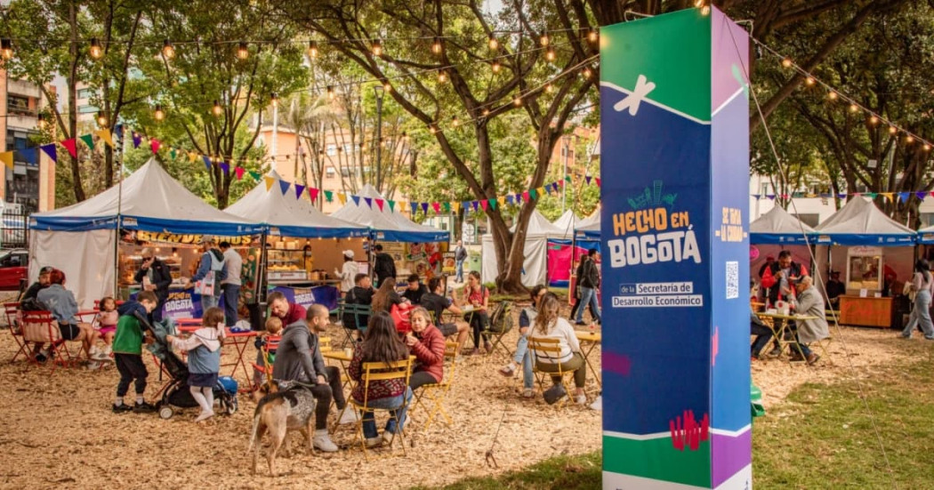 Foto de una de las ferias de 'Hecho en Bogotá' con exhibiciones de emprendimientos y productos locales.