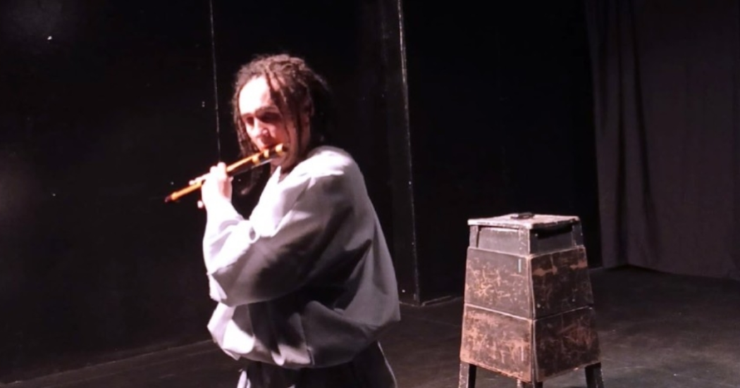Foto de una persona tocando flauta 