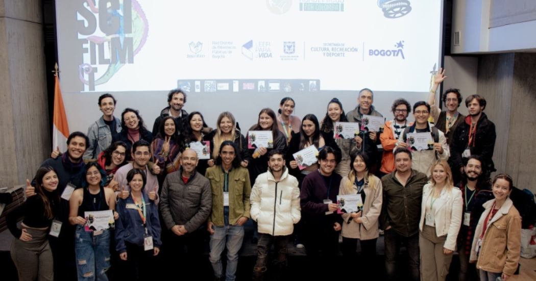 Imagen de grupo de personas con certificaciones de SciFilmIt
